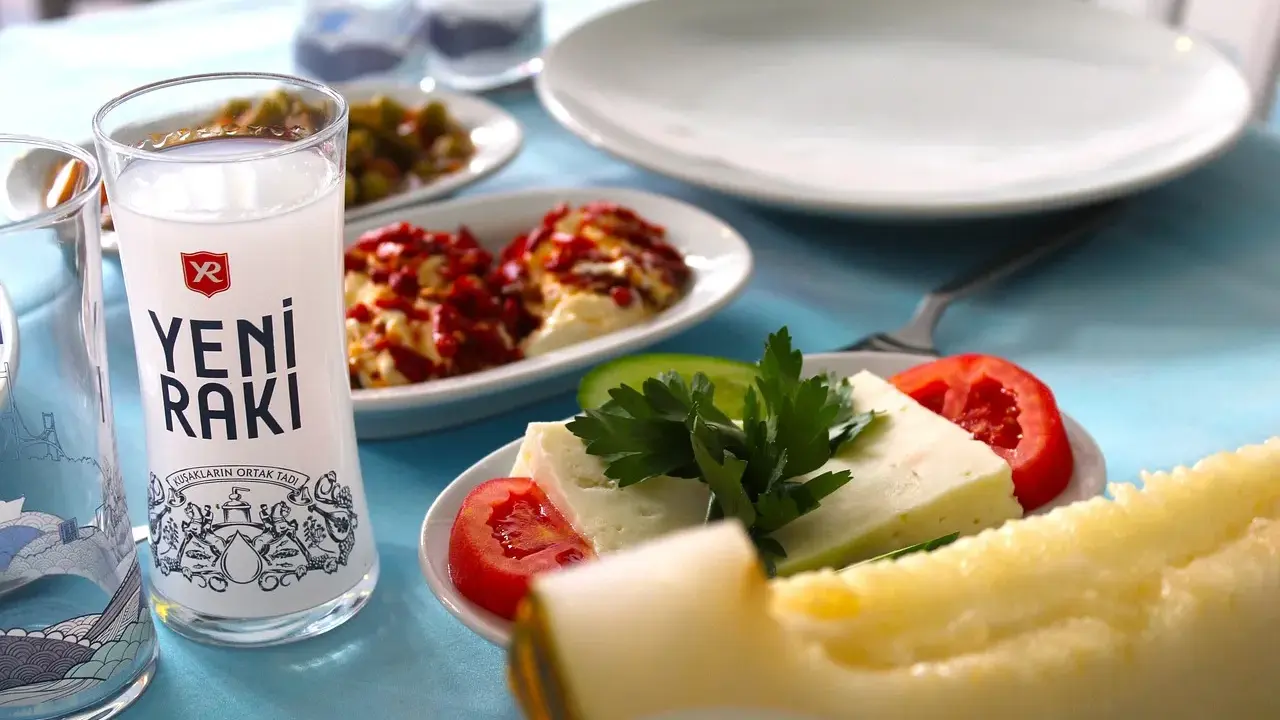 Ein Glas Yeni Raki, Käse, Tomaten und Melone – so trinkt man Raki in geselliger Runde.