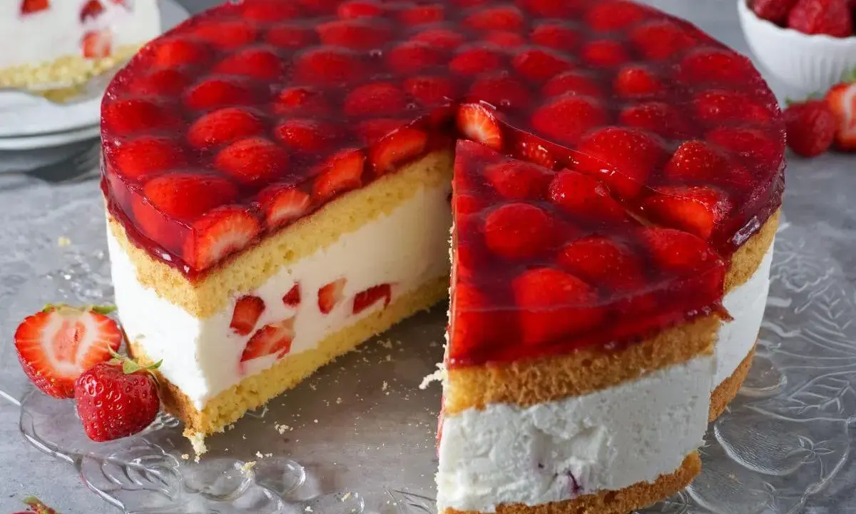 Saftige Erdbeertorte mit viel frischen Früchten und Sahne. Ein köstliches Erdbeertorte Rezept für jeden Anlass.