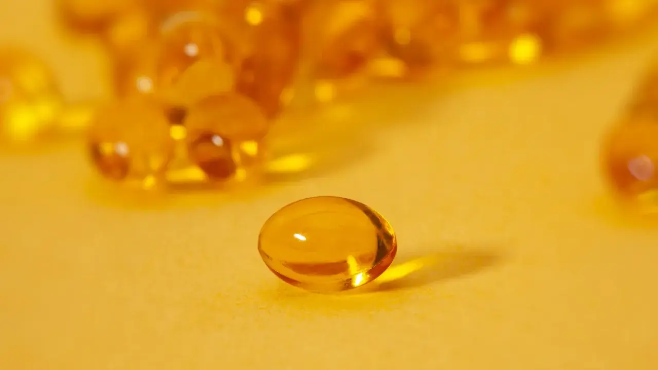 Cápsulas de aceite de pescado, destacando los omega 3 beneficios y contraindicaciones.