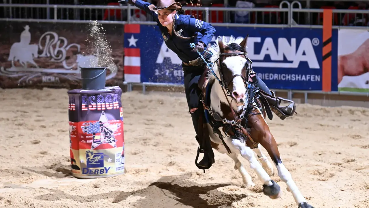 Reiterin im schnellen Galopp um eine Tonne beim Americana Friedrichshafen.