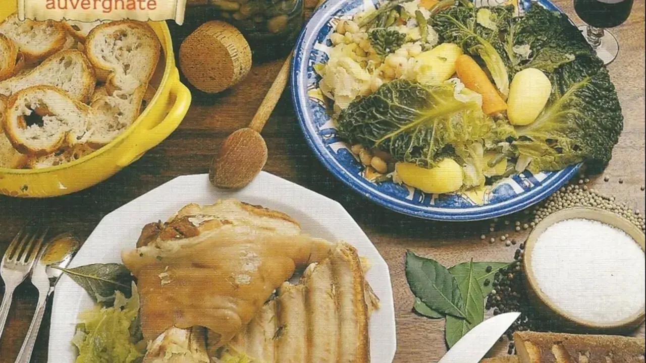 La potée auvergnate, un plat généreux, met en avant les spécialités du Massif Central : viande, légumes et pain.