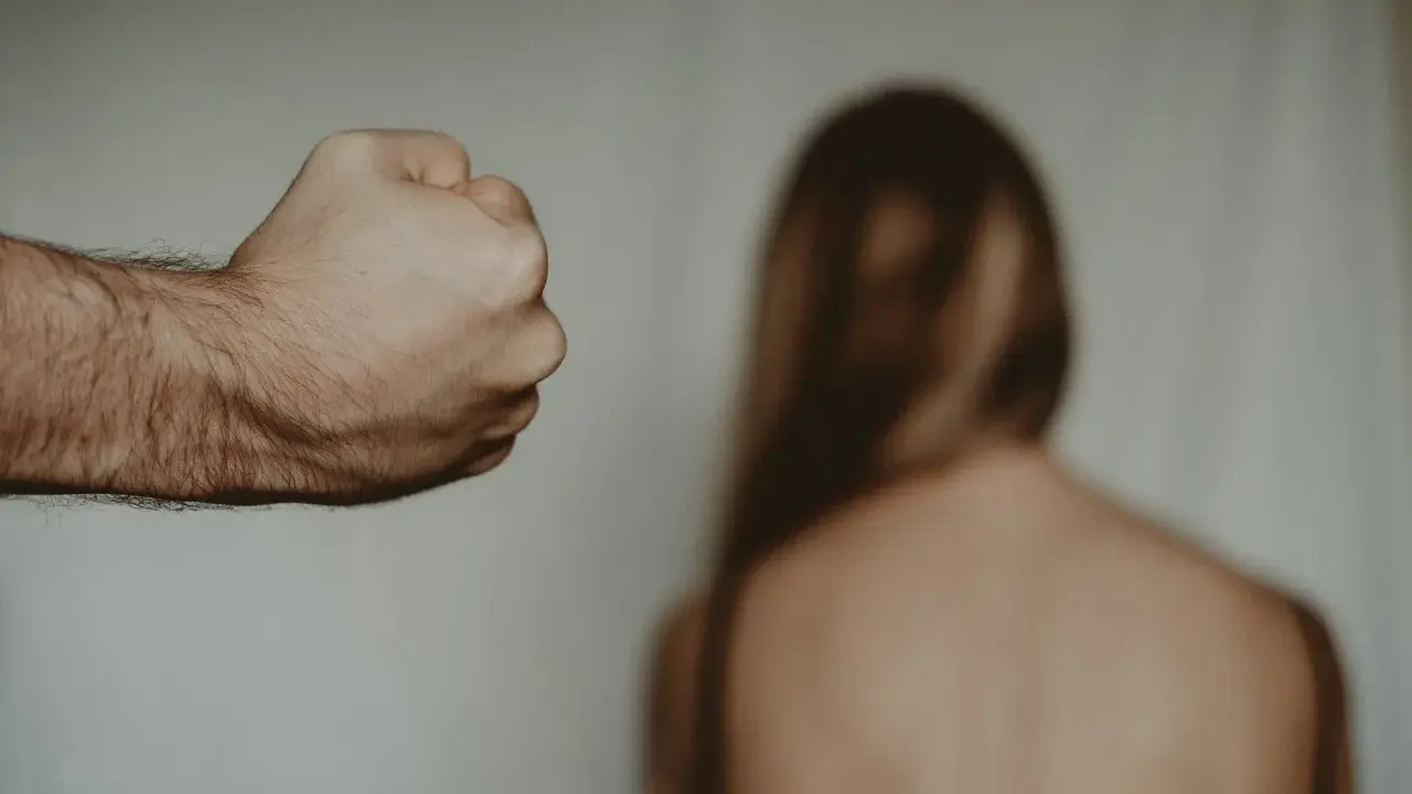 Mąż znęca się psychicznie? Jak się uwolnić i odzyskać życie.