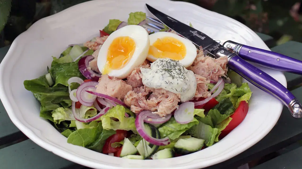 En härlig tonfisk sallad med ägg, lök och krämig dressing. Perfekt för en lätt lunch.