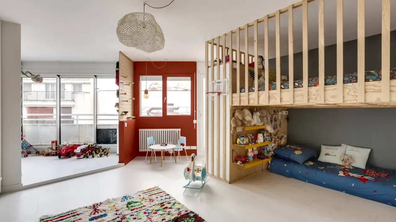 Chambre d'enfant colorée avec lit mezzanine, jouets et solutions d'organiser chambre enfant.