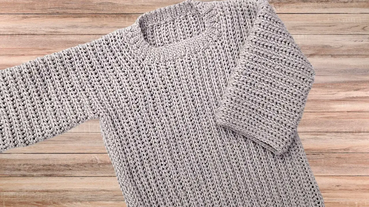 Jersey de punto gris con un diseño de patrón de punto grueso, ideal para un patrón jersey.