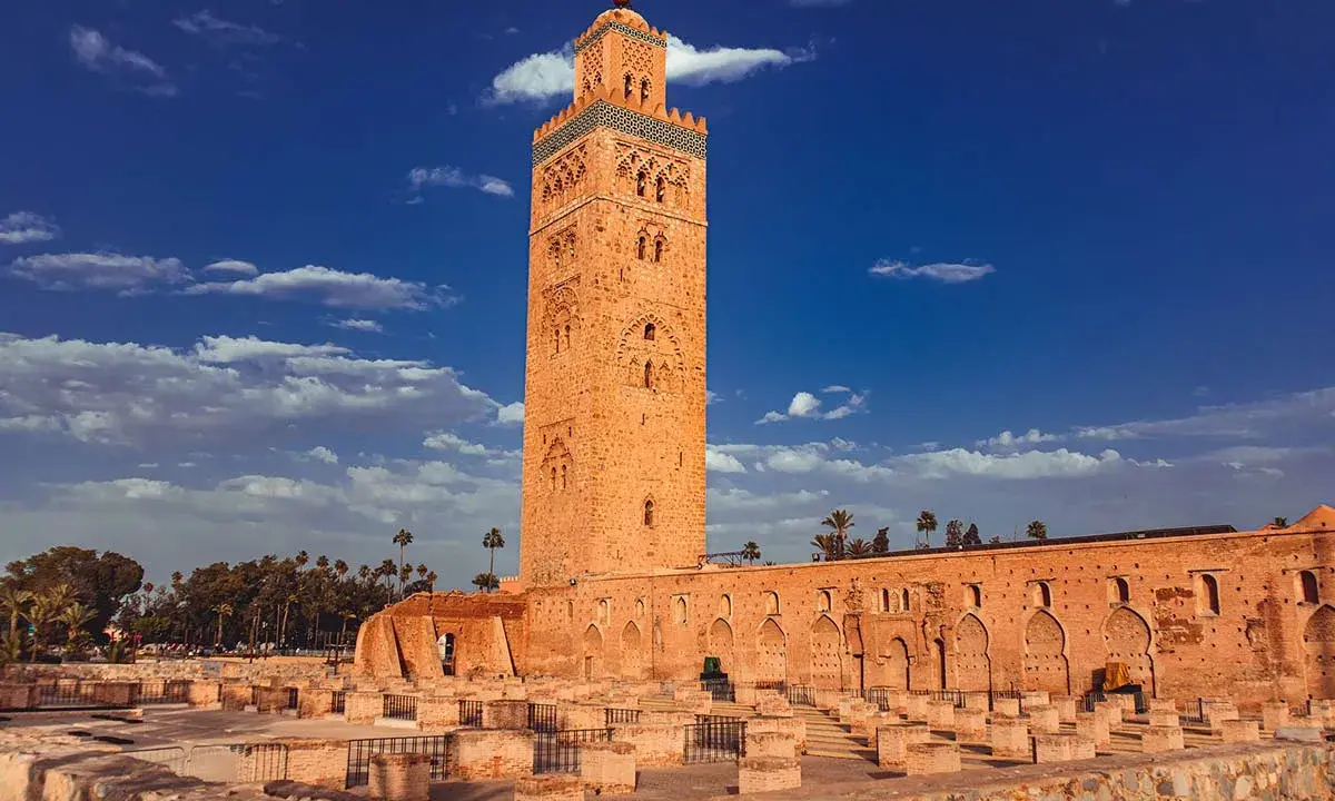 Der Koutoubia-Minarett in Marrakesch, ein Zeugnis der reichen Geschichte Marokkos. Die Frage, wie alt ist Marokko, wird durch solche Bauwerke beantwortet.