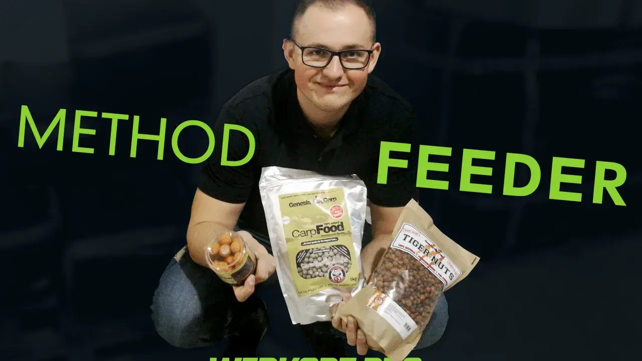 Mężczyzna prezentuje gotowe zanęty do method feeder: kulki proteinowe, CarpFood i Tiger Nuts.