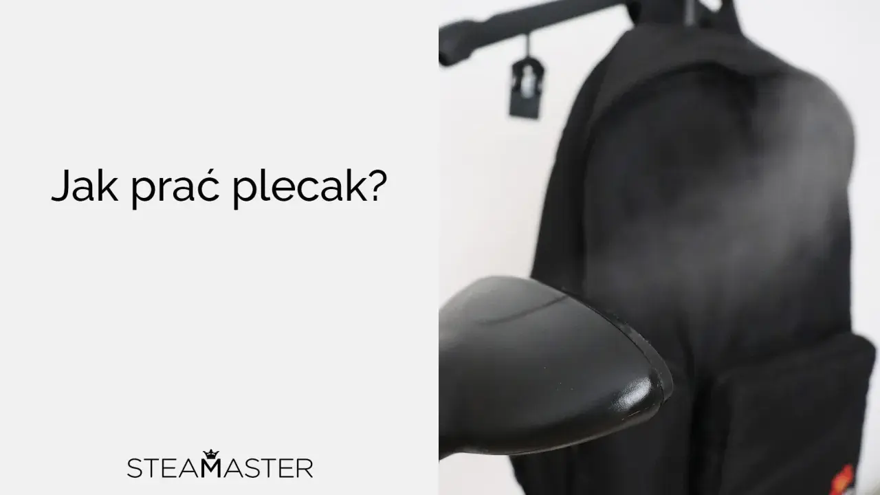 Dowiedz się, jak prać plecak, by służył Ci latami. Czarny plecak na białym tle, z napisem "Jak prać plecak?".