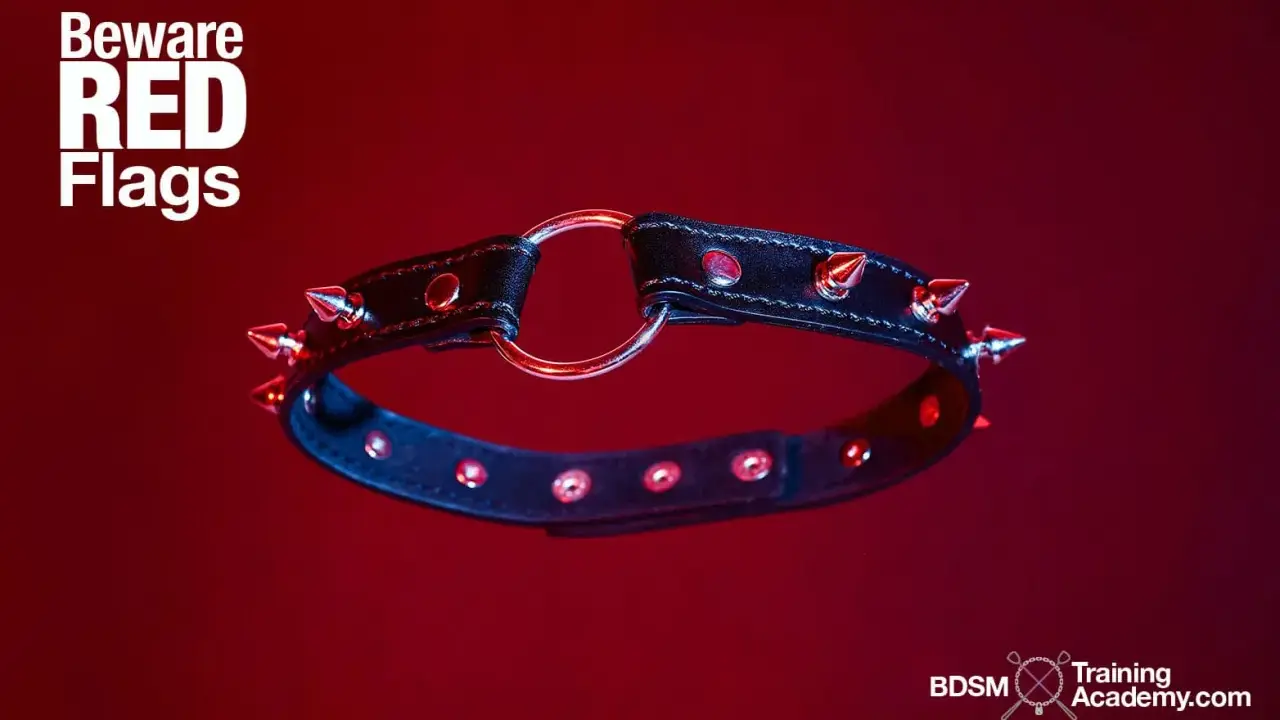 Czarny, kolczasty kołnierz z metalowym kółkiem, symbolizujący ostrzeżenie przed czerwonymi flagami w relacji BDSM.