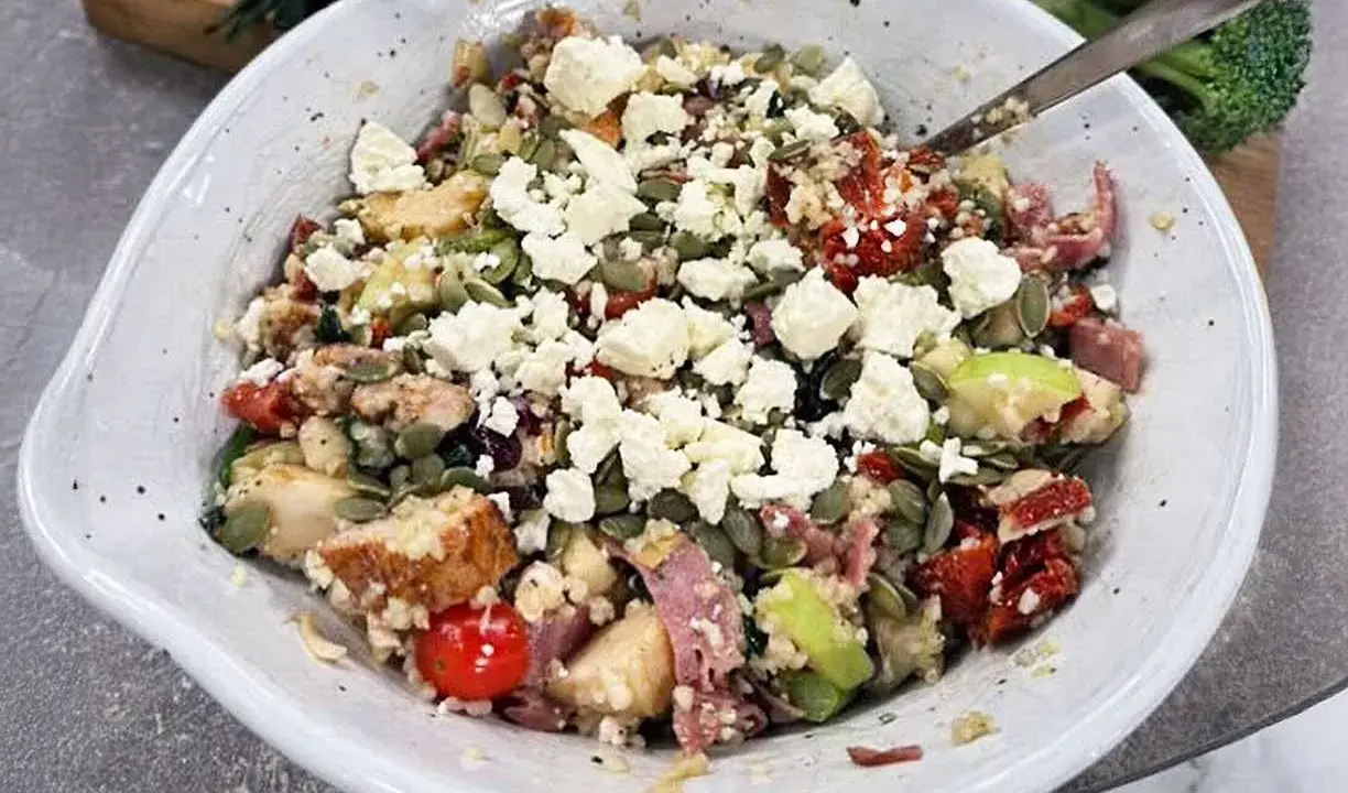 En härlig kycklingsallad med fetaost, soltorkade tomater och pumpafrön. Ett perfekt kycklingsallad recept för en lätt lunch.