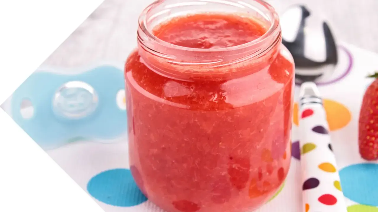 Purée de fraise maison, parfaite pour bébé. Une recette simple et délicieuse.
