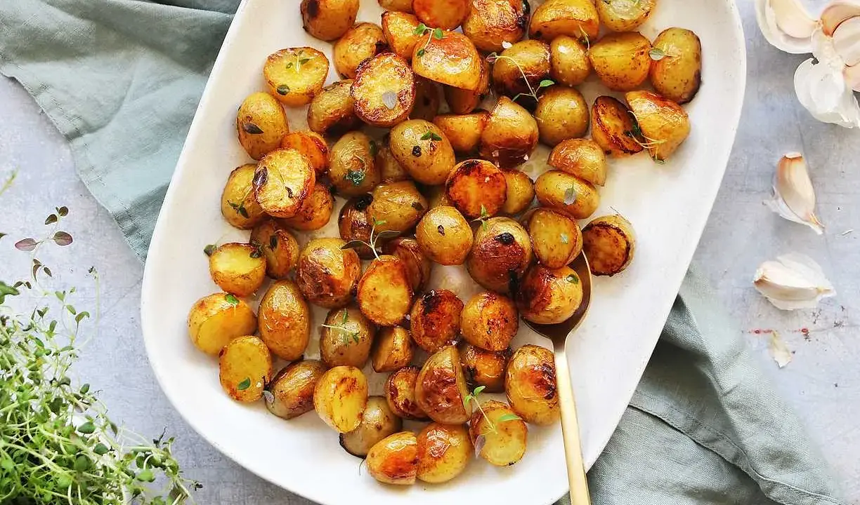 Ugnsrostade småpotatisar med vitlök och timjan, ett perfekt potatis recept för alla tillfällen.