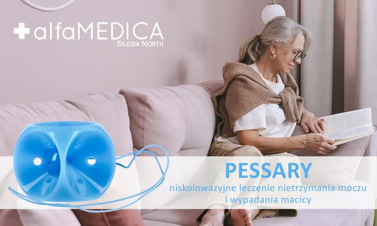 Niebieski pessar na nietrzymanie moczu, obok starszej kobiety czytającej książkę na kanapie.