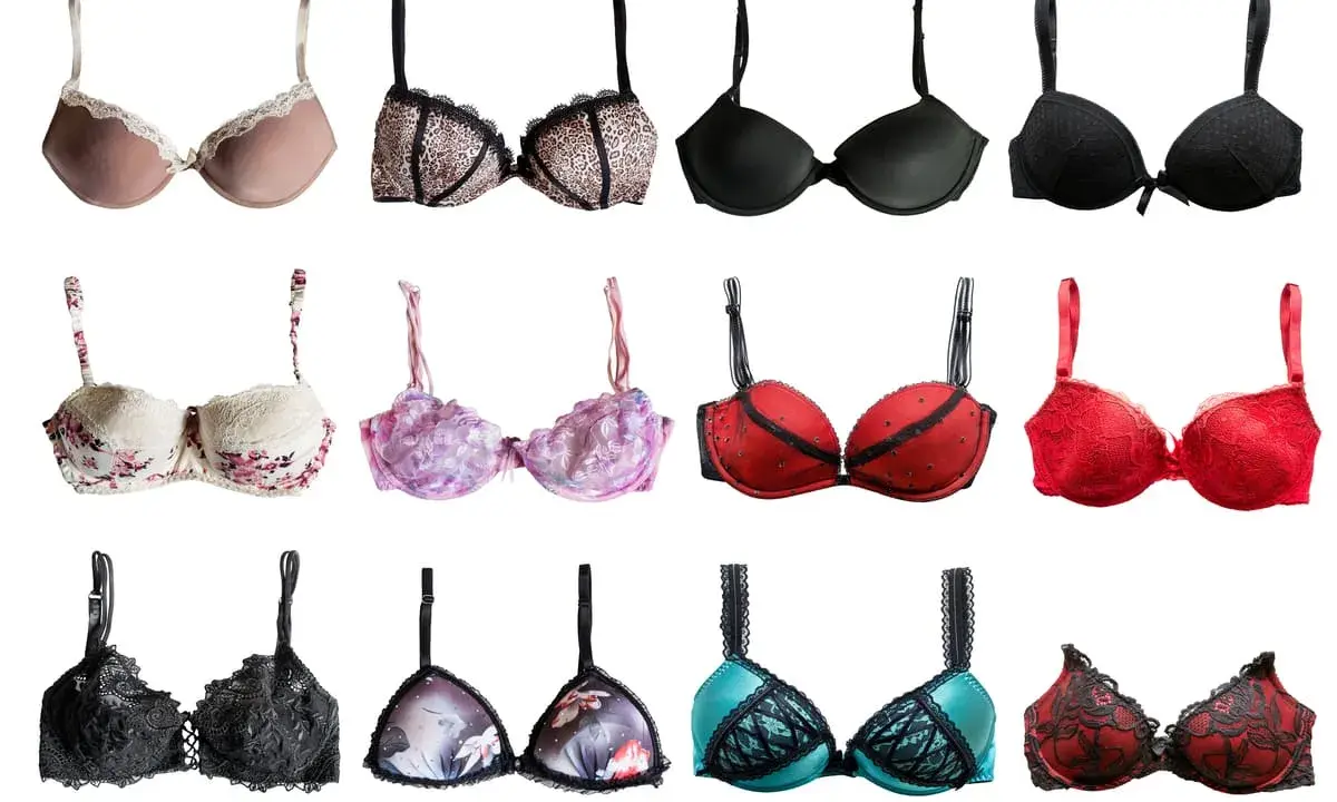 Dodici reggiseni di varie taglie, colori e fantasie, tra cui un modello 4 coppa b.
