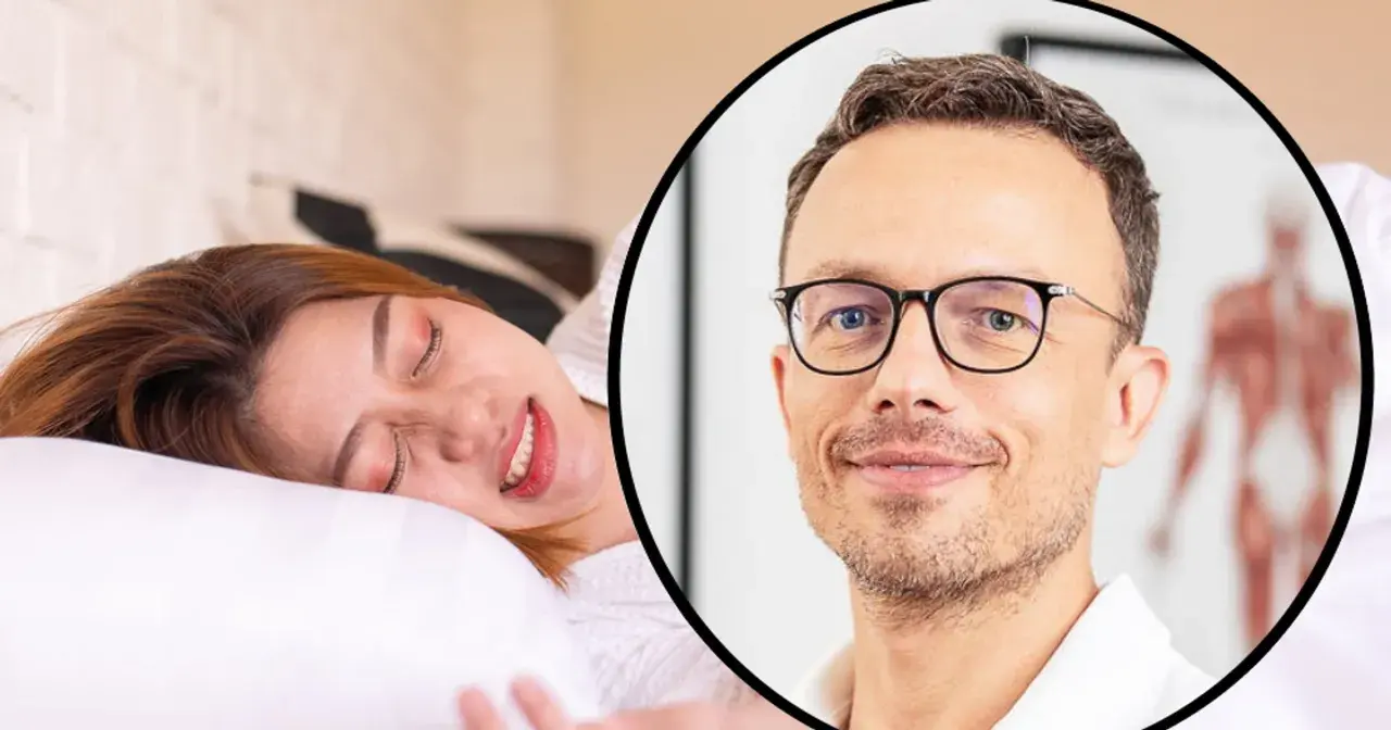 Uśmiechnięta kobieta odpoczywa, podczas gdy lekarz w okularach omawia masaż na bruksizm.