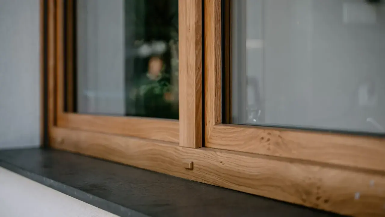 Drewniane okno w kolorze winchester, przypominającym naturalne drewno dębowe. Eleganckie i ciepłe.