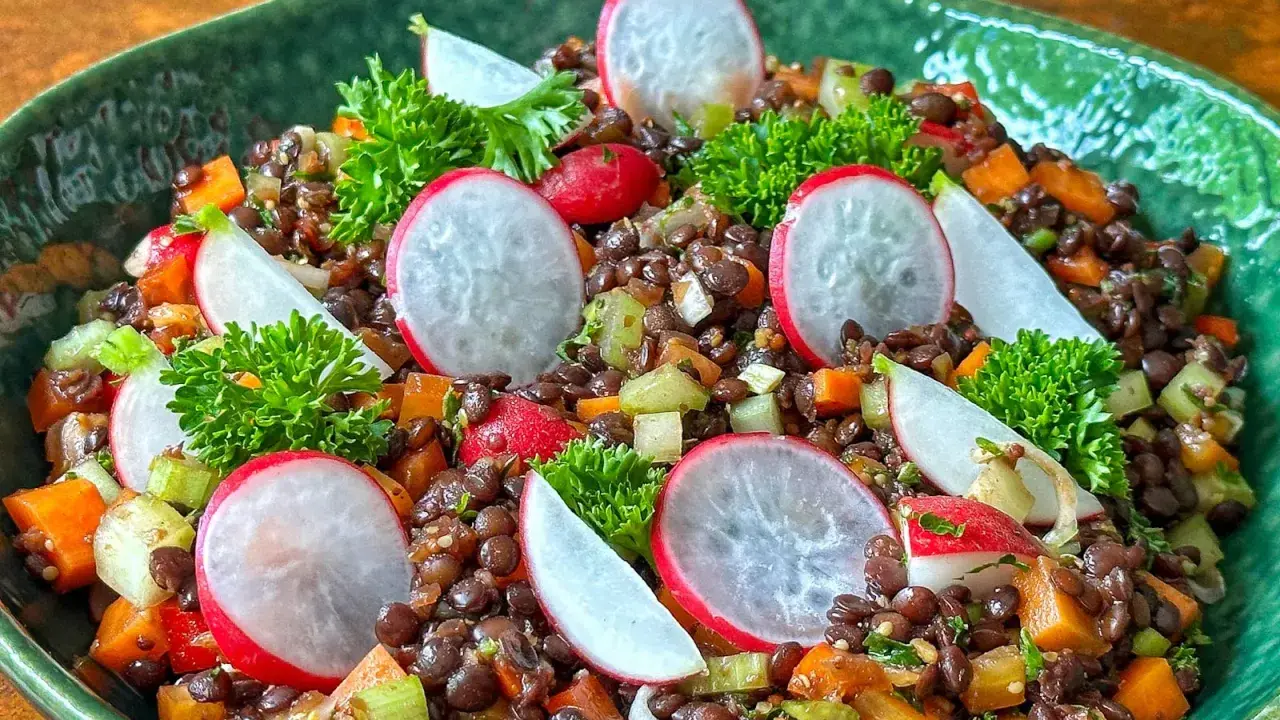Ein bunter Linsensalat mit Radieschen, Karotten und Sellerie, perfekt für ein gesundes linsensalat rezept.
