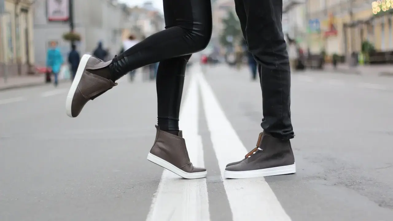 Para, gdy buty farbują od środka, co zrobić? Stylowe brązowe trampki na ulicy.