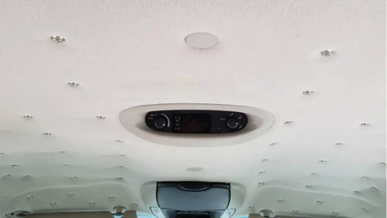 Techo de coche con luces LED y control de climatización. El detalle de cómo pegar techo coche con estas luces crea un ambiente estrellado.