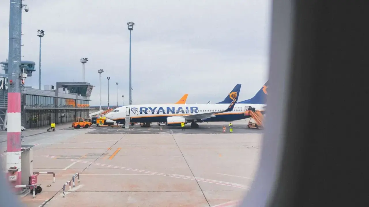 Samoloty Ryanair na płycie lotniska. Zastanawiasz się, ile alkoholu można przewieźć samolotem Ryanair? Sprawdź przepisy przed podróżą!