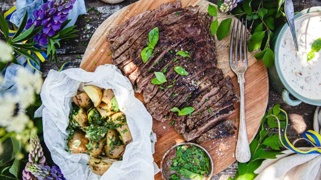 Grilla flapsteak med somriga potatisar och en krämig sås. Perfekt för midsommar!