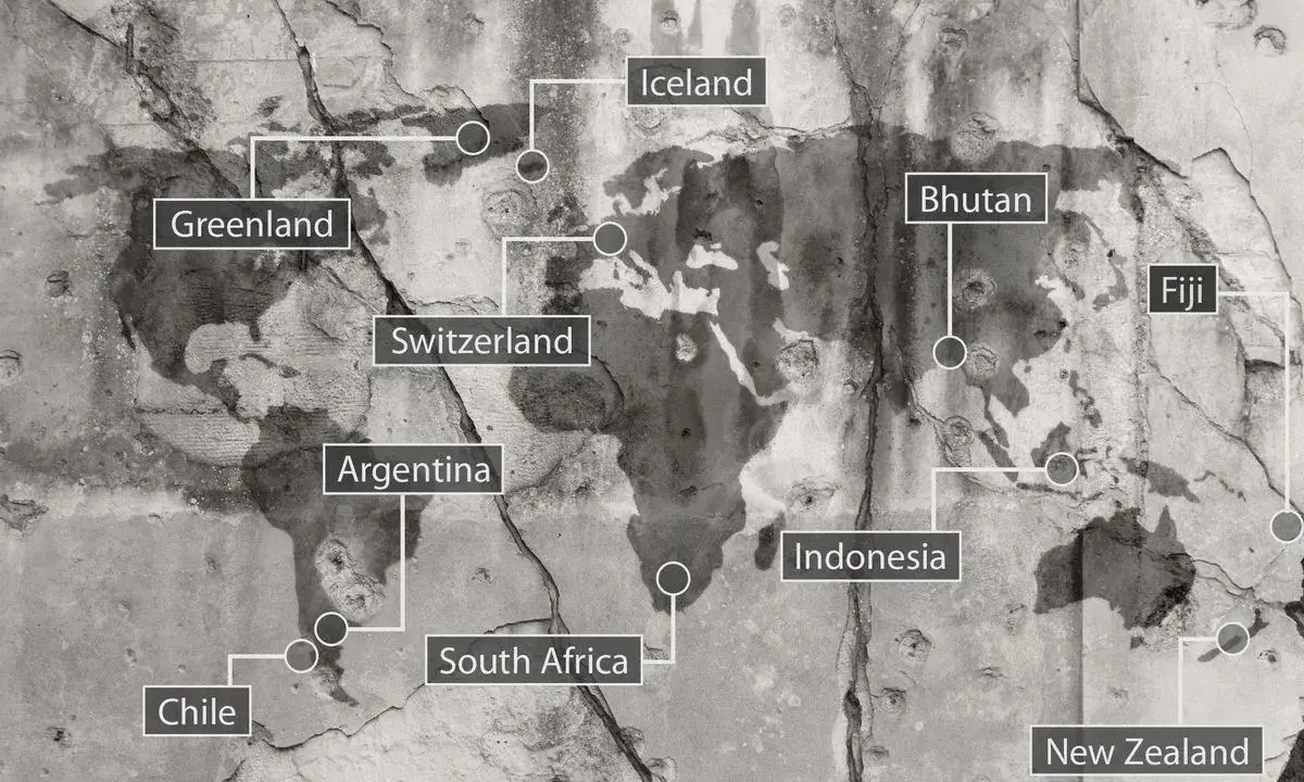 Mapa świata z zaznaczonymi miejscami, gdzie wyjechać w razie wojny: Argentyna, Chile, Islandia, Grenlandia, Szwajcaria, Bhutan, Fidżi, Indonezja, RPA, Nowa Zelandia.