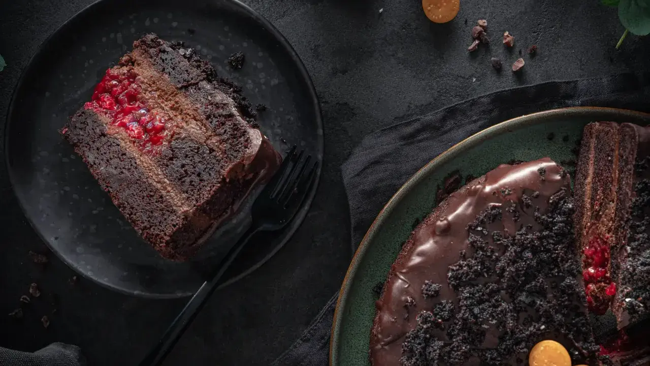 Saftiger Schokoladenkuchen mit Himbeerfüllung und Schokoladenglasur. Dieses schokoladige Rezept verspricht puren Genuss.