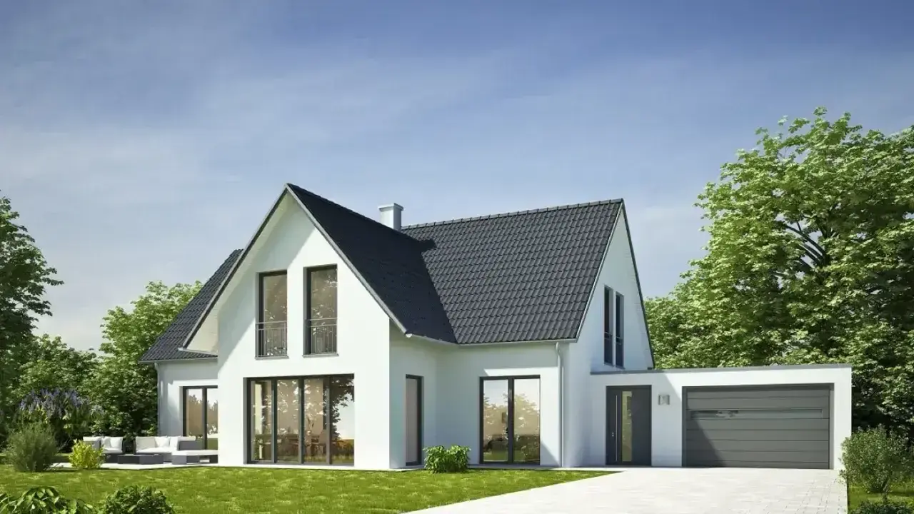 Nowoczesny garaż z częścią mieszkalną, projekt domu z białymi ścianami, dużymi oknami i szarym dachem, otoczony zielenią.