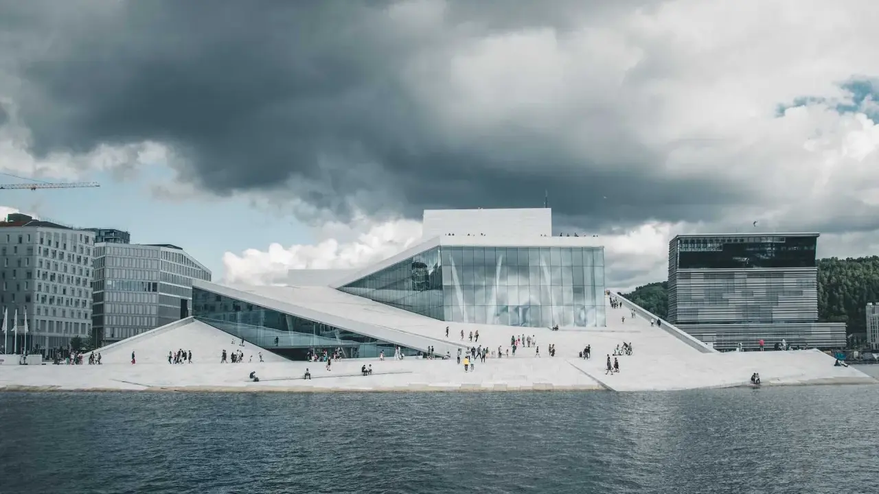 Nowoczesna architektura Opery w Oslo, gdzie prawo jante jest widoczne w kaskadowych, białych dachach schodzących do wody.