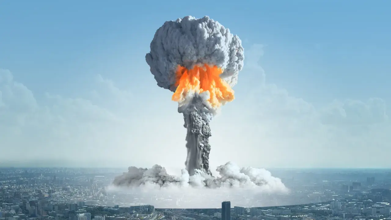 Grzyb atomowy nad miastem. Zastanawiasz się, ile trwa promieniowanie po bombie atomowej? To przerażająca wizja.