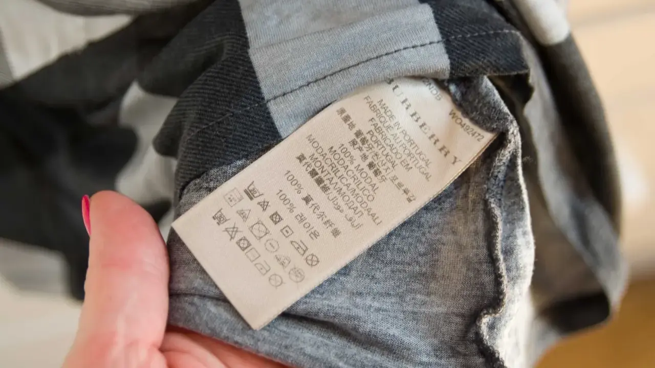 Metka z napisem Burberry, Made in Portugal. Sprawdź metkę, by dowiedzieć się, jak rozpoznać oryginał.