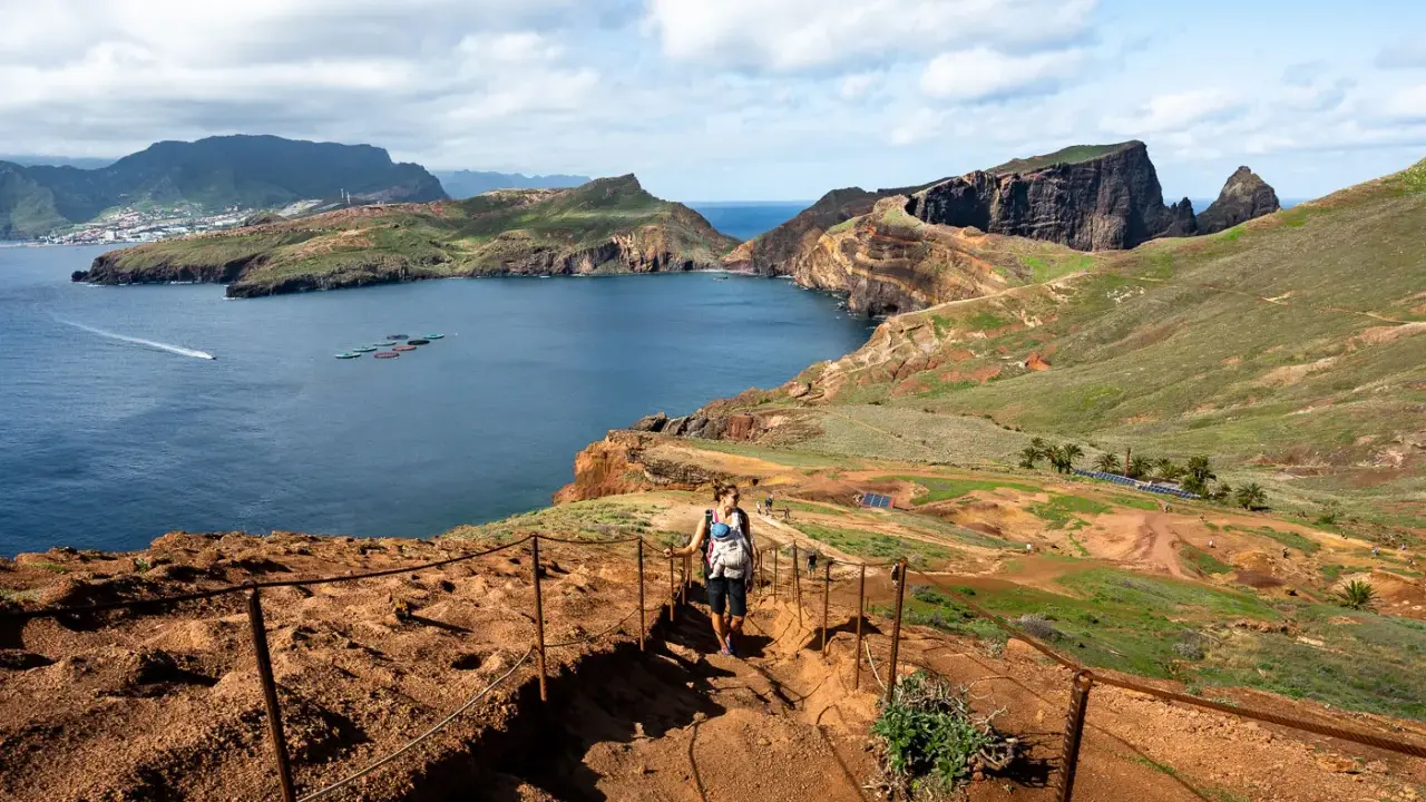 Wanderweg auf Madeira mit atemberaubendem Blick auf die Küste. Perfekt für deine 1 Woche Madeira Tipps!