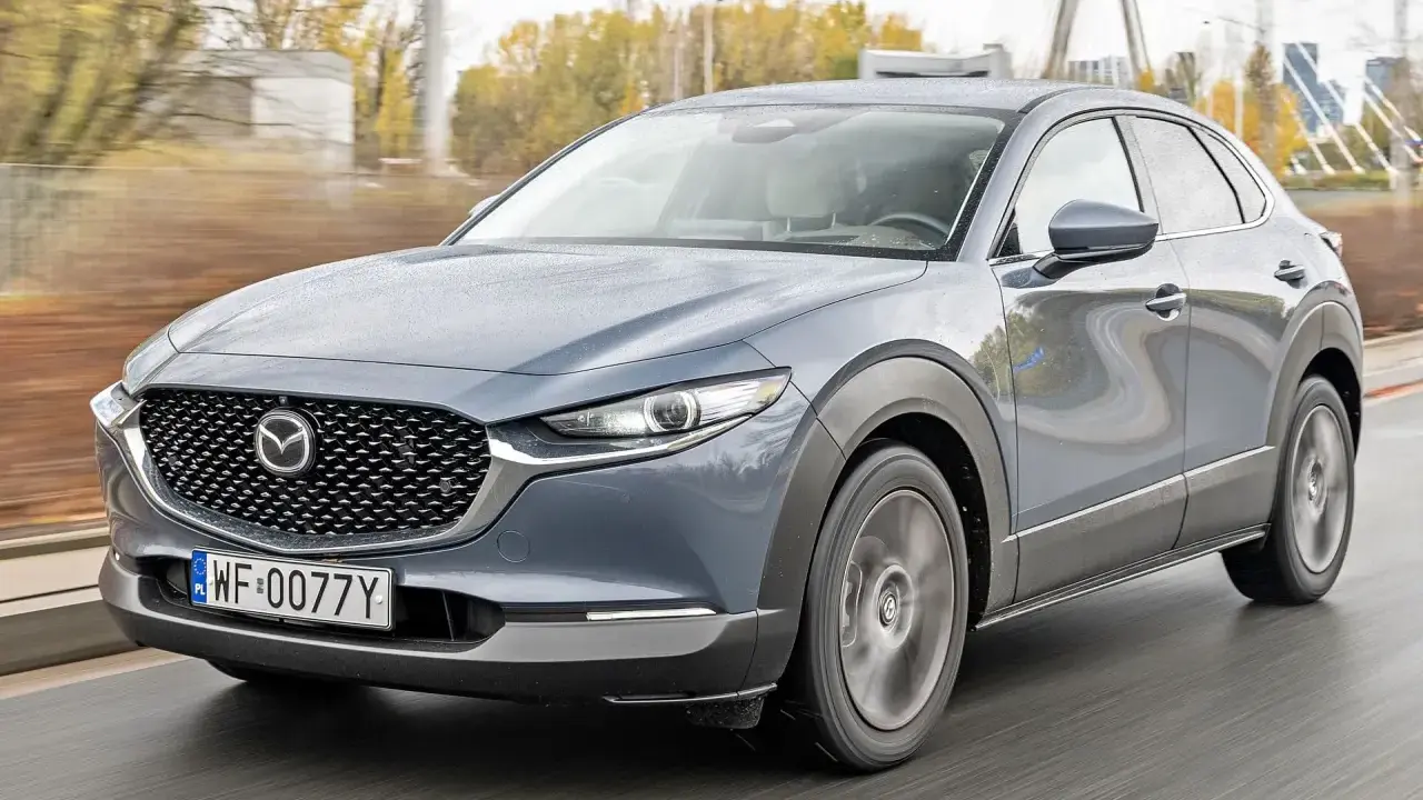 Szary SUV Mazda CX-30 w ruchu. Sprawdź aktualną mazda cx 30 cena i ofertę.