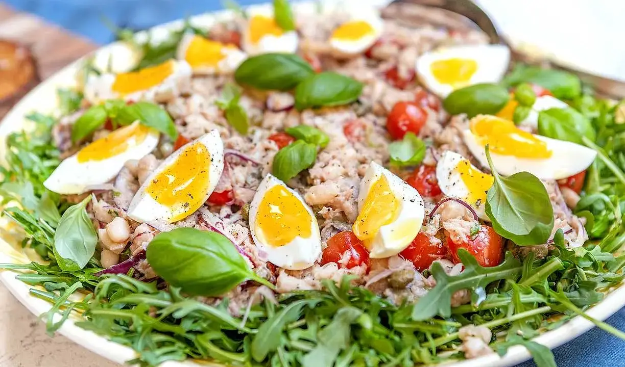 En härlig tonfisksallad med ägg, tomater och basilika, perfekt som en lätt lunch eller middag. Dressing till tonfisksallad är hemligheten bakom smaken.