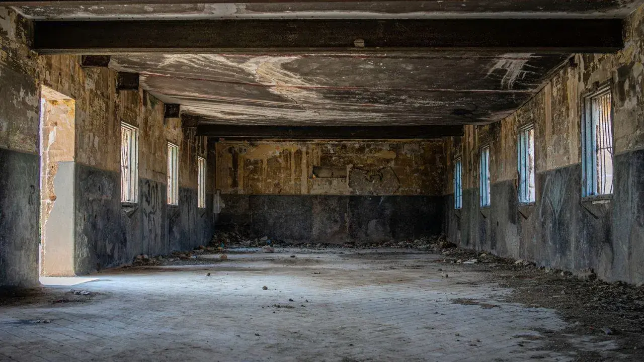 Opuszczony budynek, zniszczone ściany, gruz na podłodze. To miejsce idealne do eksploracji, czyli urbex.