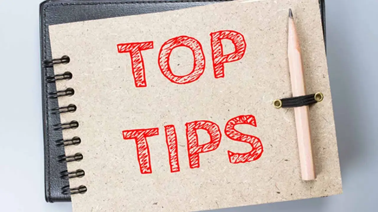 Notatnik z napisem "TOP TIPS" i ołówkiem. Idealne wskazówki, jak nauczyć się angielskiego.