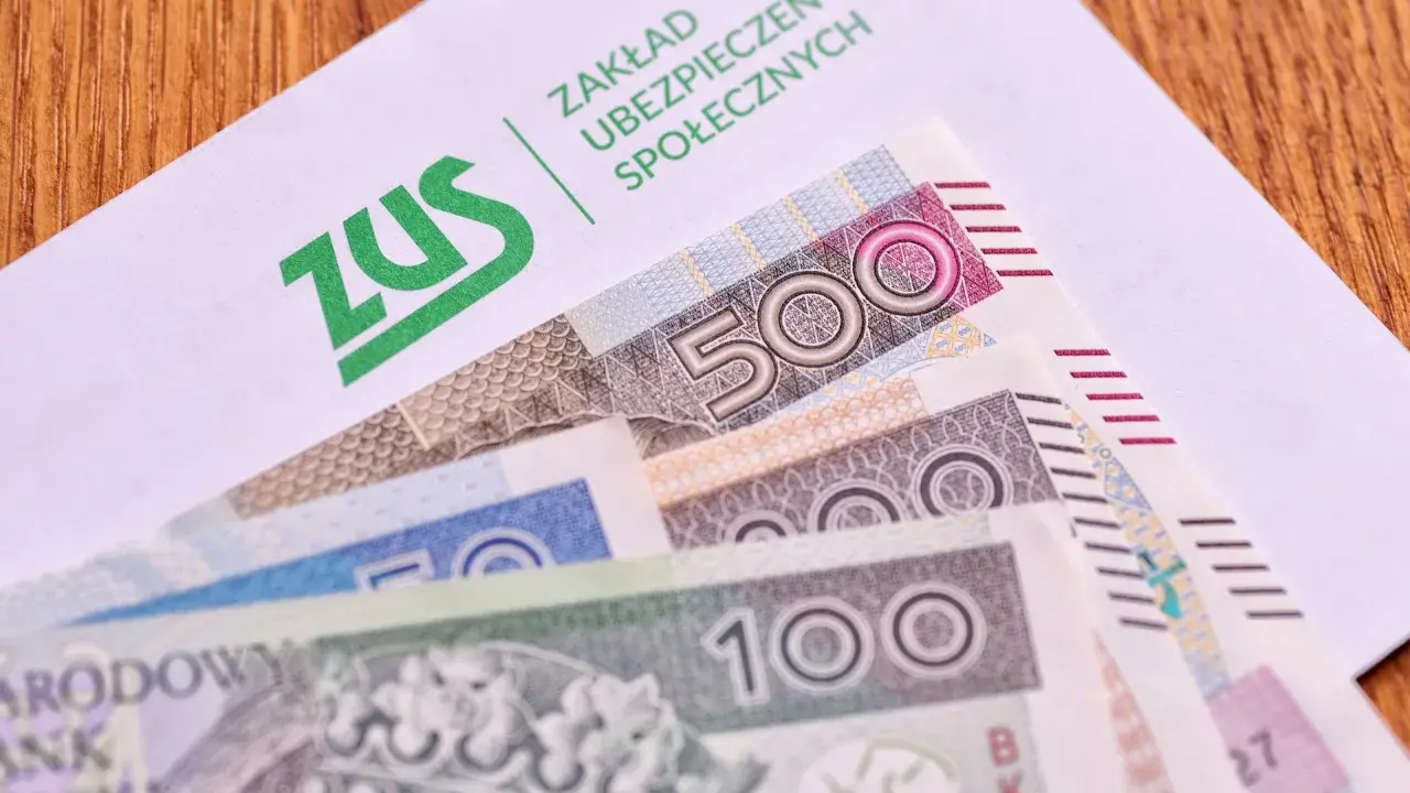 ZUS i polskie banknoty, symbolizujące świadczenia, w tym emeryturę pomostową.