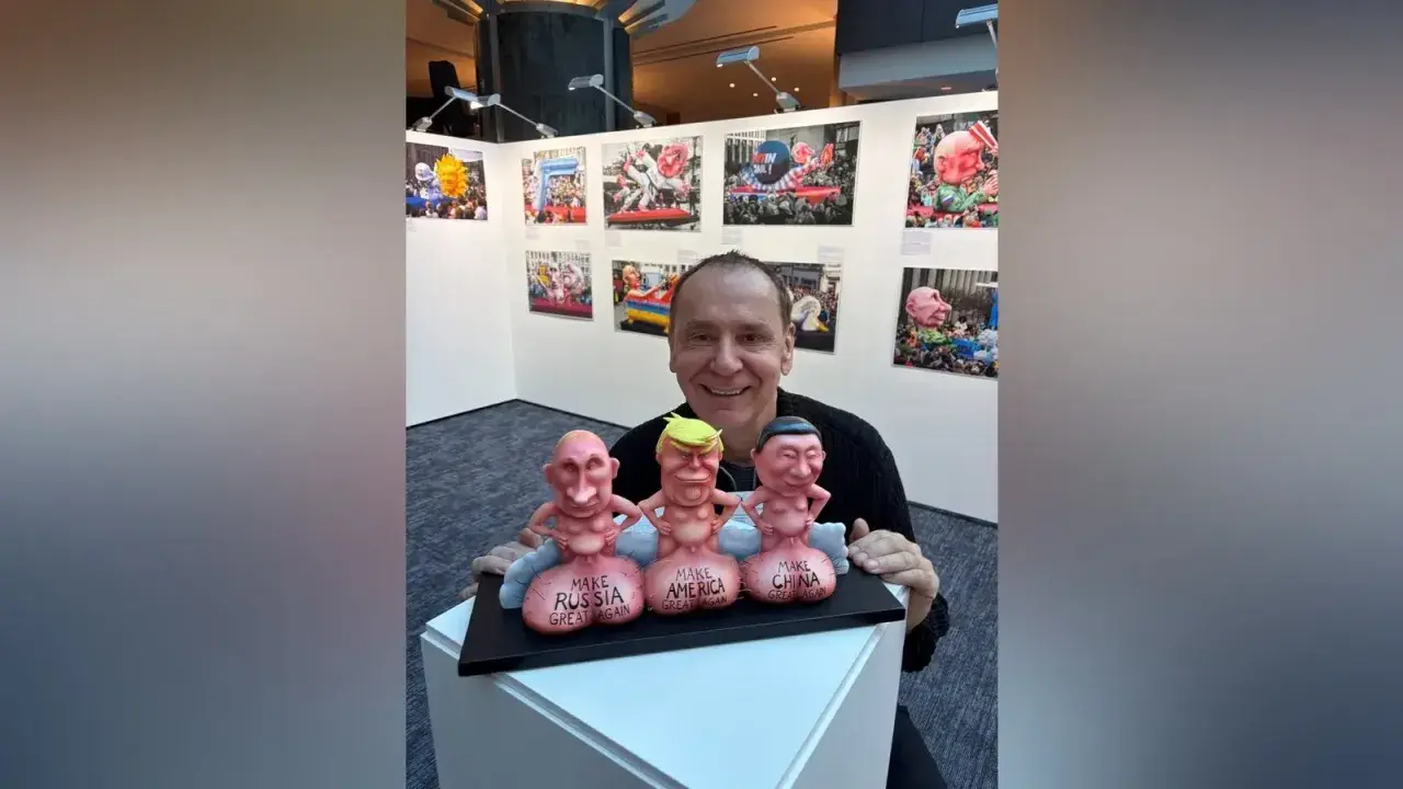 Jacques Tilly präsentiert seine satirischen Figuren von Putin, Trump und Xi Jinping, die auf ihren Sockeln "Make Russia Great Again", "Make America Great Again" und "Make China Great Again" tragen.