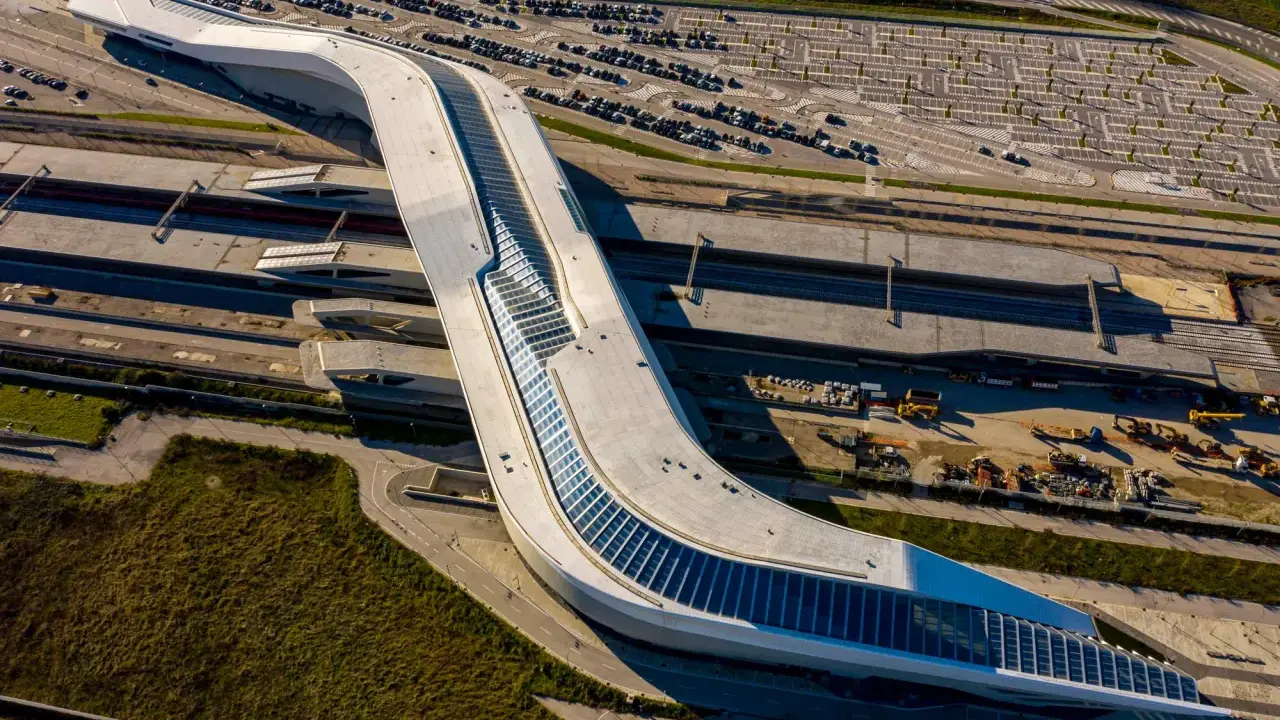 Stazione Afragola, capolavoro dell'architetto Zaha Hadid, vista dall'alto. Un'onda bianca che abbraccia i binari.