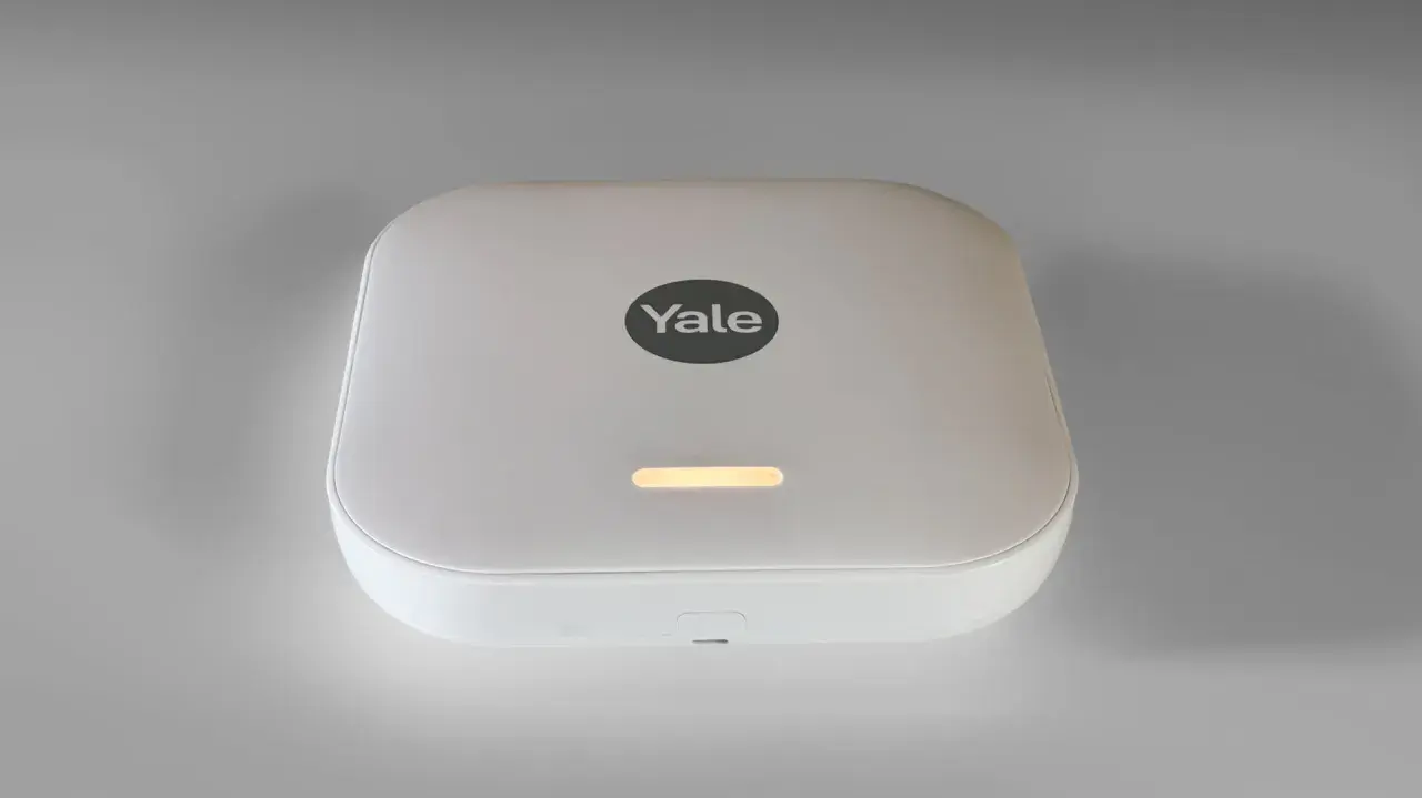 Vit Yale-hub med en lysande indikator, en del av ett modernt garda alarm-system för ökad trygghet.