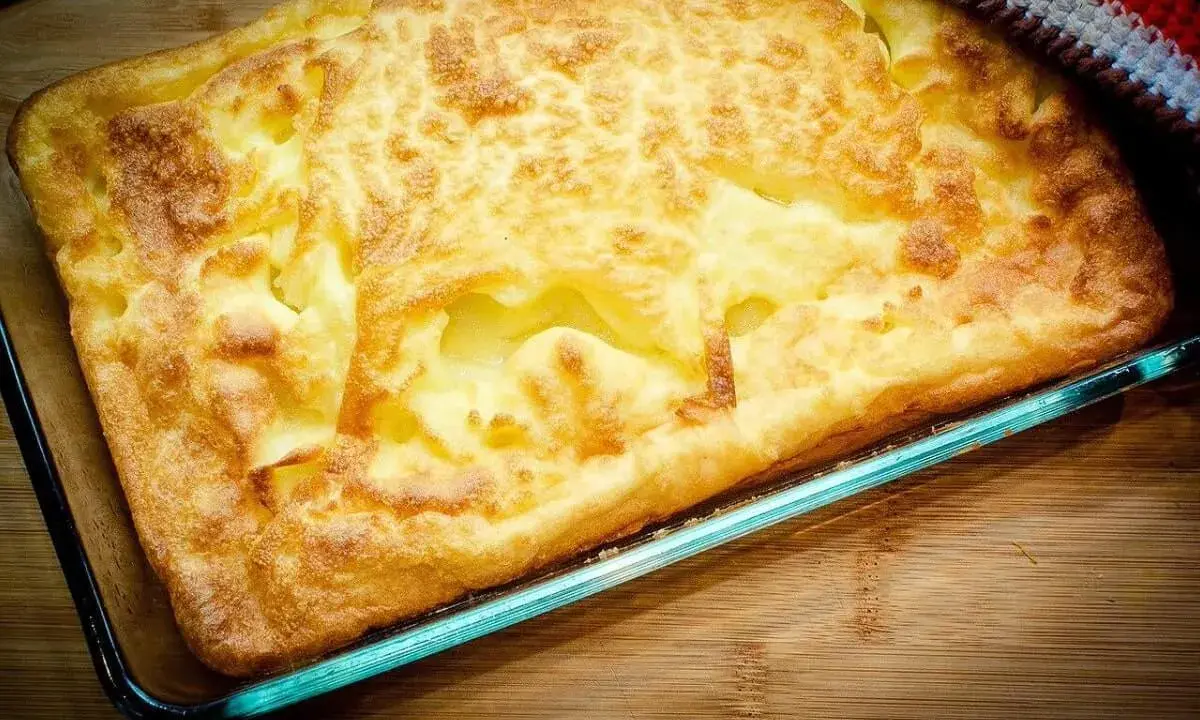 En gyllene, fluffig ugnspannkaka i en glasform, redo att serveras. Ett perfekt ugnspannkaka recept för en mysig middag.