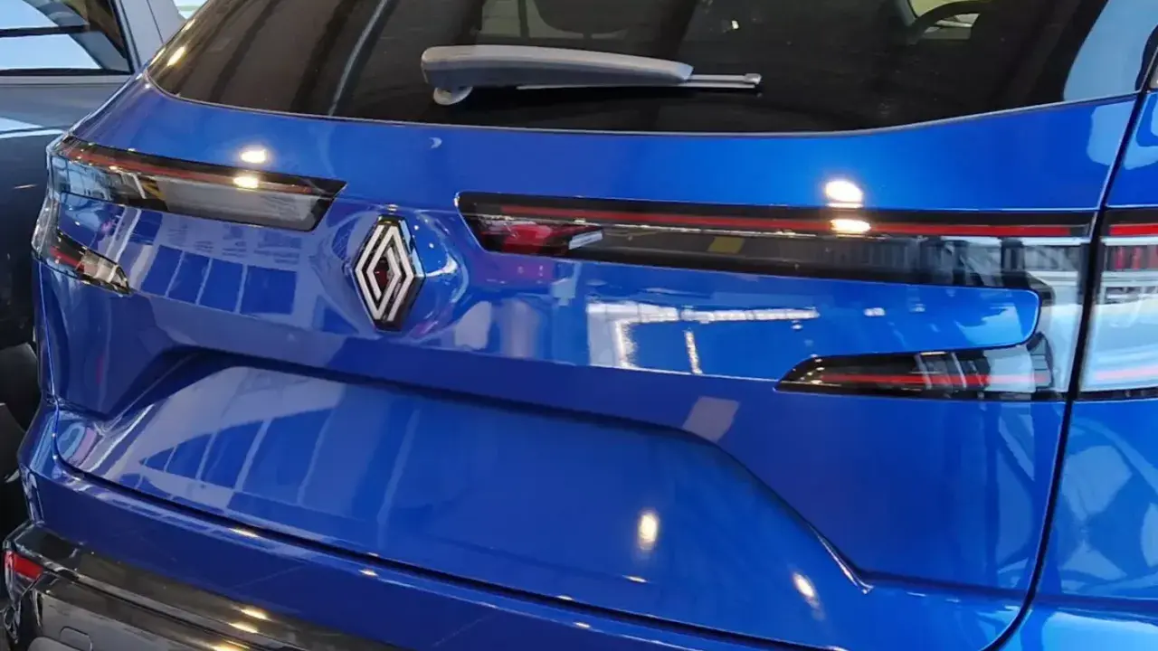 Błękitny tył Renault Austral z charakterystycznym logo i nowoczesnymi światłami.
