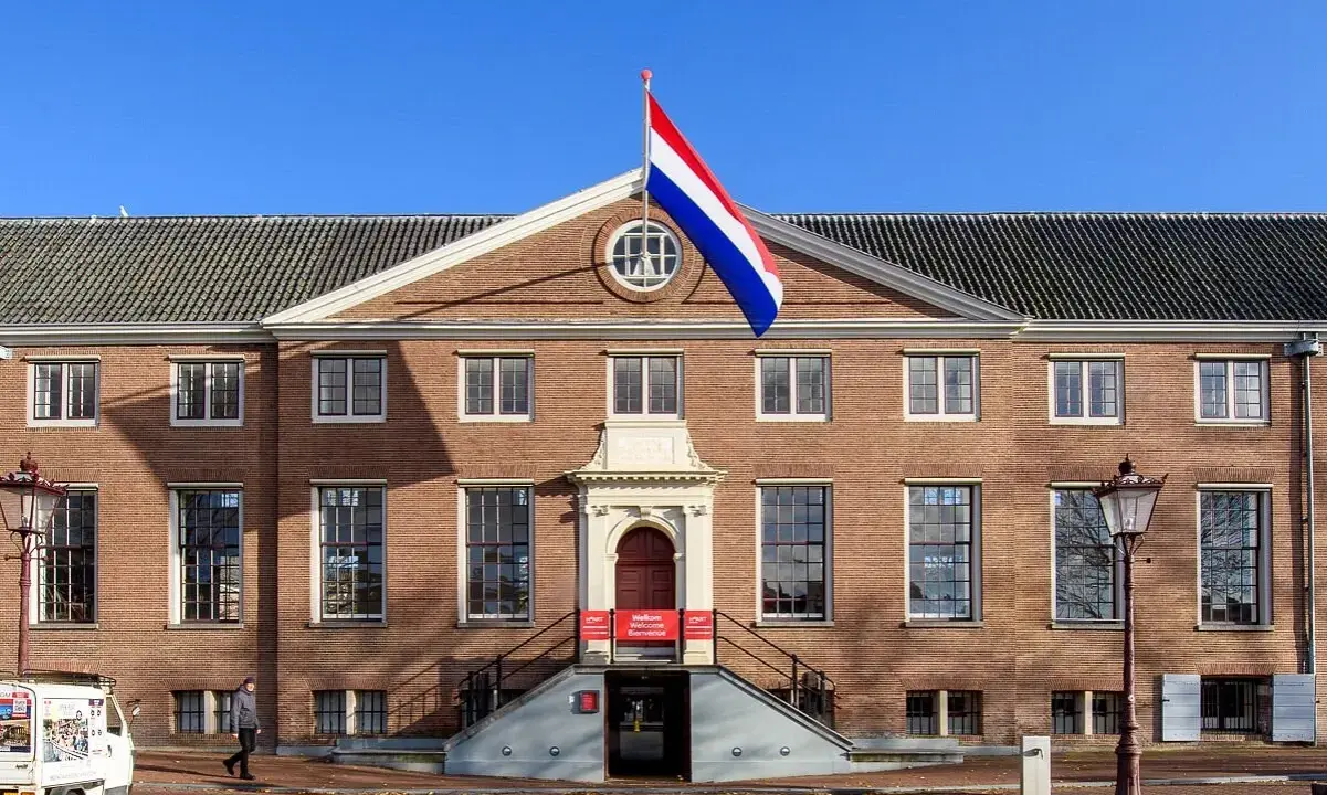 Det ståtliga konstmuseet i Amsterdam, med Nederländernas flagga vajande stolt.