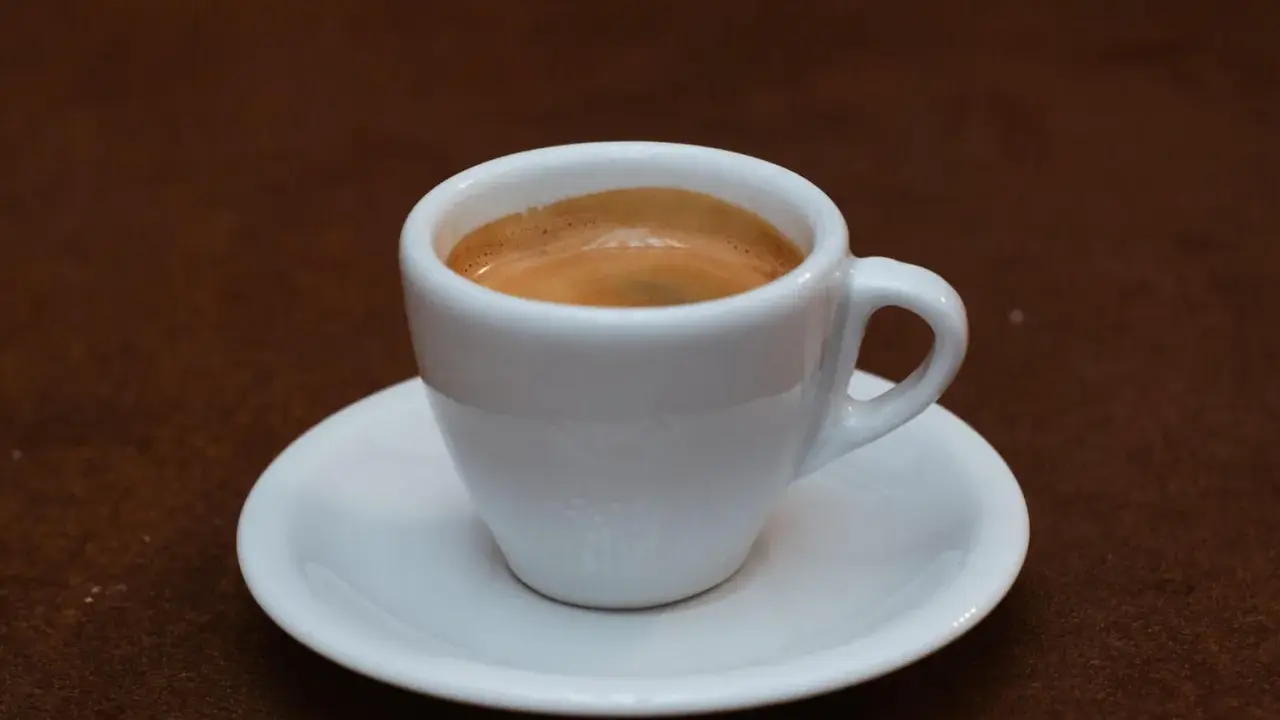 Eine Tasse mit cremigem Espresso Doppio auf einer Untertasse, bereit für den Genuss.