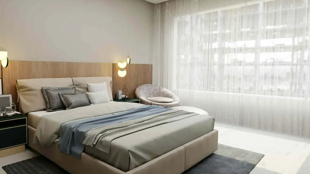 Habitación con cabecero bajo ventana, ideal para un feng shui habitacion cabecero bajo ventana. Cama confortable, silla acogedora y luz natural.
