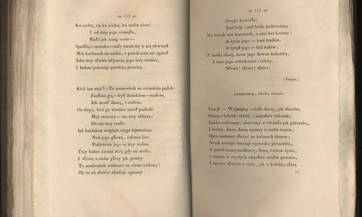 Na stronach widnieje poezja. Wiersz po lewej opisuje tajemniczego mężczyznę, a po prawej sławi Kościół i jego czterdzieści i cztery cnoty.