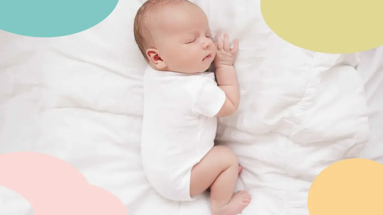 Un bebé duerme plácidamente sobre sábanas blancas. Es una imagen que evoca paz y nos hace pensar en cuando empiezan a dormir mejor los bebés.