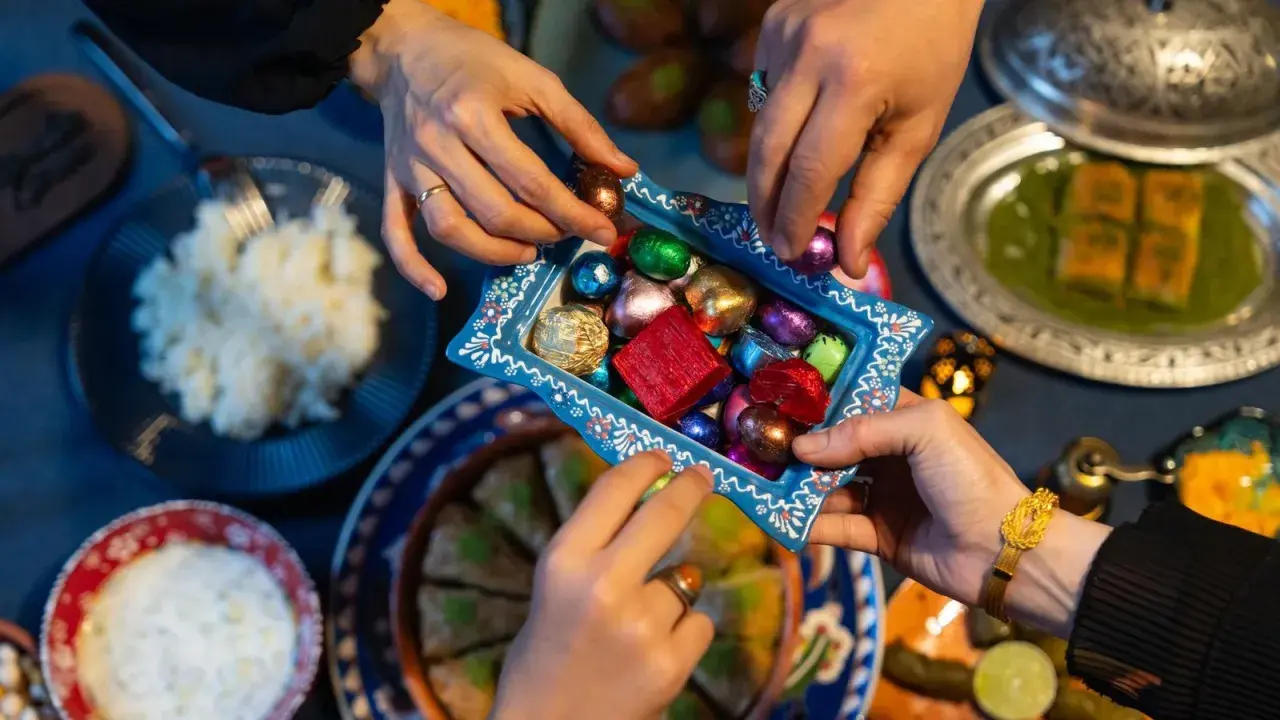 Bunte Schokoladen werden beim Zuckerfest geteilt. Wie lange geht das Zuckerfest? Drei Tage voller Freude und Süßigkeiten.