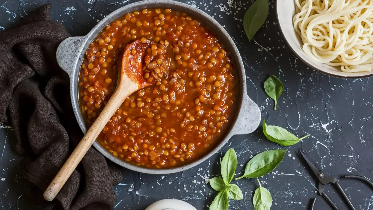 Un gustoso piatto di insalata di lenticchie in umido, pronto per essere servito con pasta.