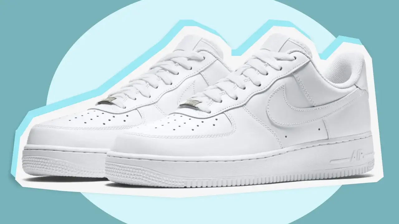 Zwei weiße Sneaker, die wie ein fake Nike Logo aussehen, mit Schnürsenkeln und dem Schriftzug "AIR" an der Sohle.